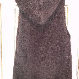 Barefoot sleeveless vest